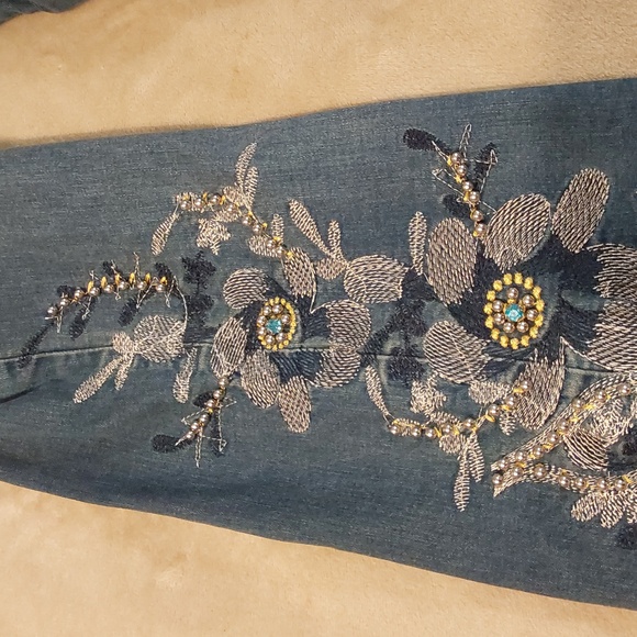 Floral embroidery, pearls, and rhinestone embellishments Flare Jeans Womens 30 - Picture 13 of 14